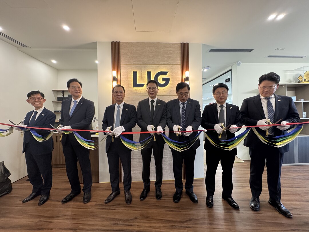 ▲ 지난 14일(현지시간) LIG넥스원 사우디아라비아 현지 사무소 확장 이전 기념식에서 (왼쪽부터) LIG넥스원 조용주 미사일시스템연구개발본부장, 이현수 해외사업부문장, 신익현 대표이사, 서무경 사우디아라비아사무소장, 백형식 해외사업본부장, 윤승욱 해외2사업부장, 장동권 해외사업기획관리실장이 테이프 커팅을 하고 있다. [LIG넥스원]

