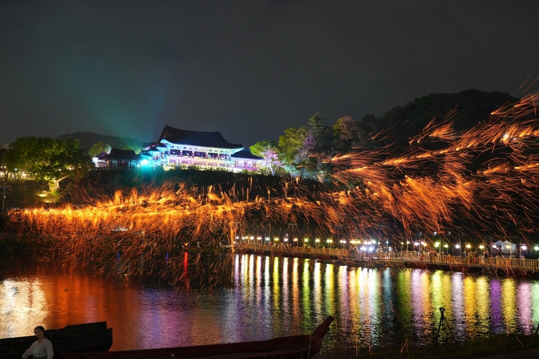 밤에 피어나는 신비로운 밀양시 역사문...