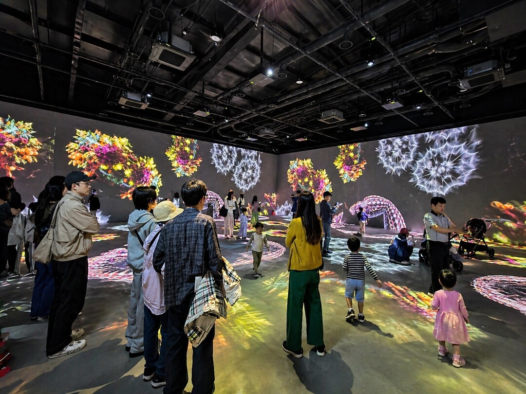 빛으로 살아난 신라 디지털 정원 &#...