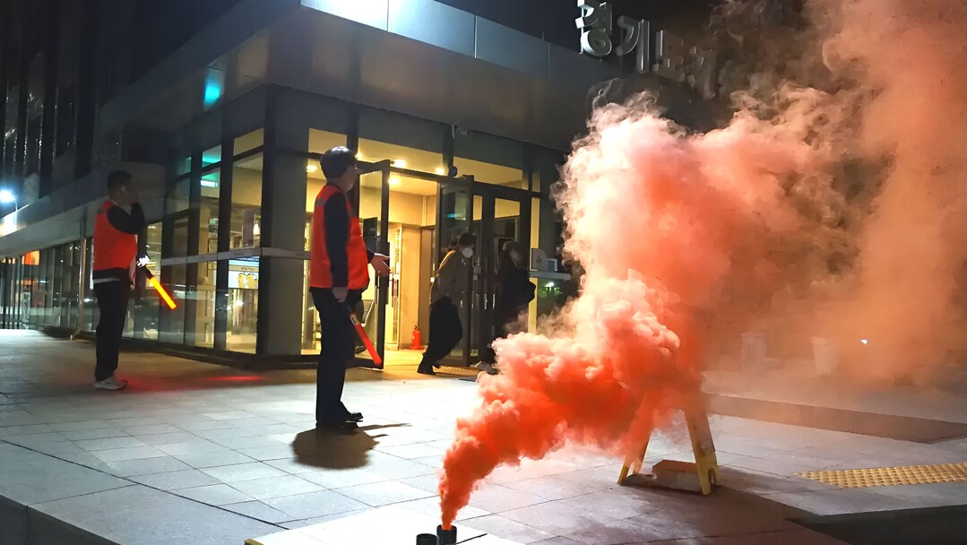 "연기 속에서도 침착하게&q...