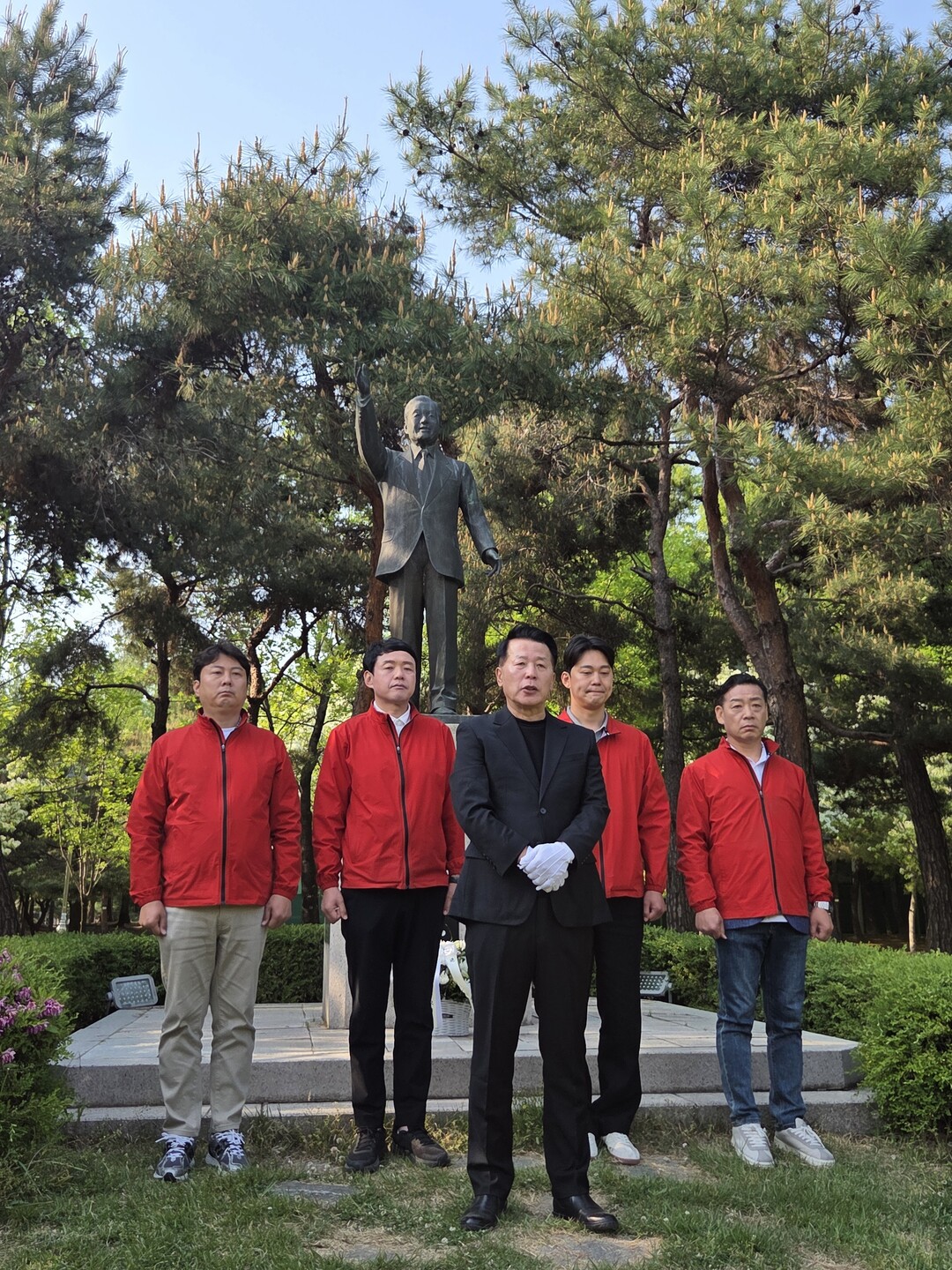 안교재 후보, 고 이병희 선생 헌화…...