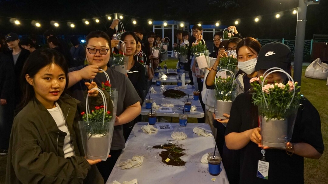 경기도기숙사 잔디광장에 핀 어버이날 ...