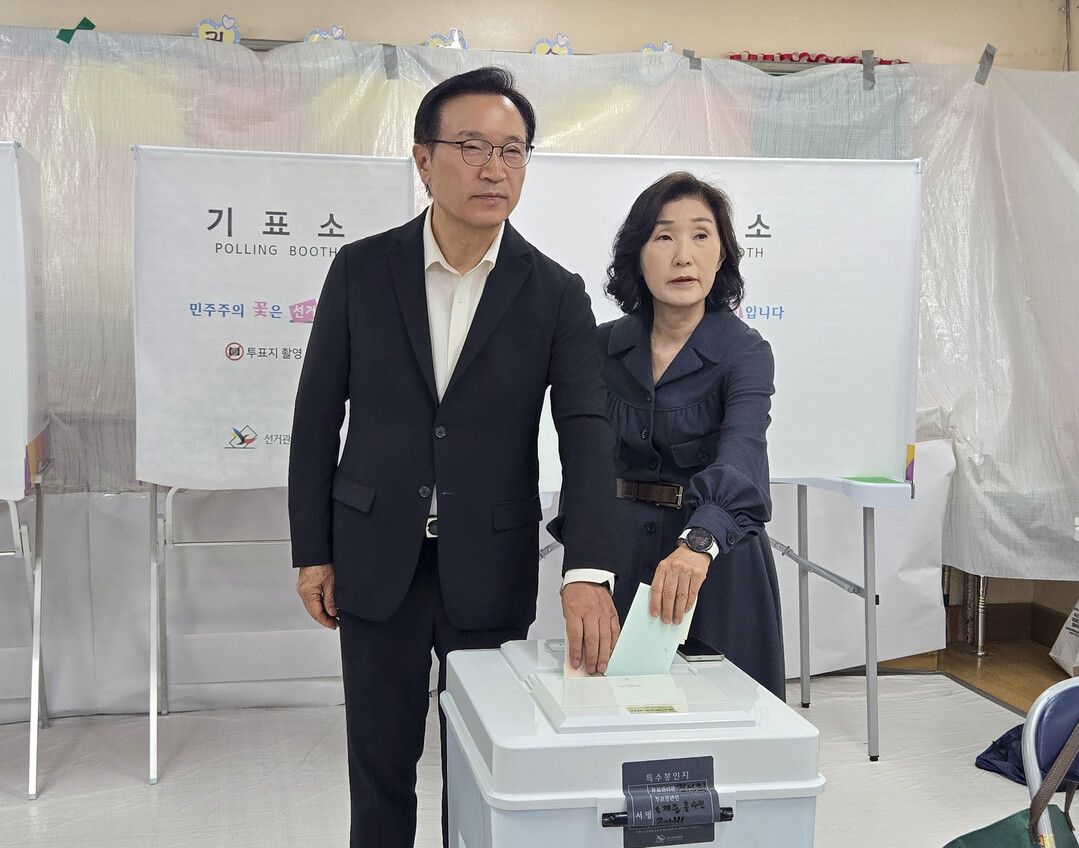 투표 마친 임태희 "간절히 ...