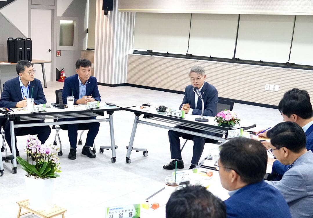 민형배 특별시장, 전기·물부터 챙겼다...