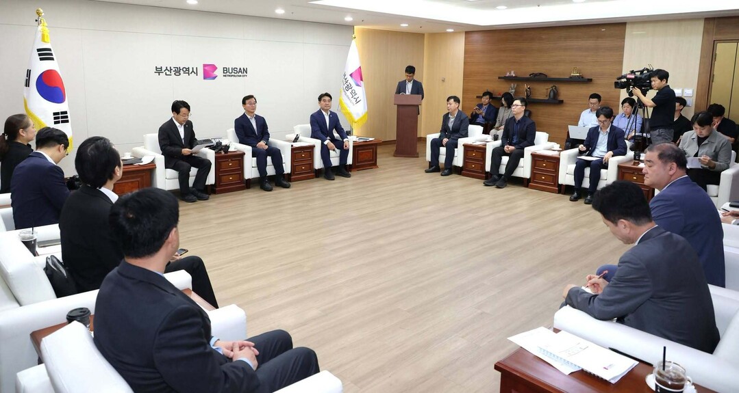 부산시, 더불어민주당 중앙당과 첫 예...