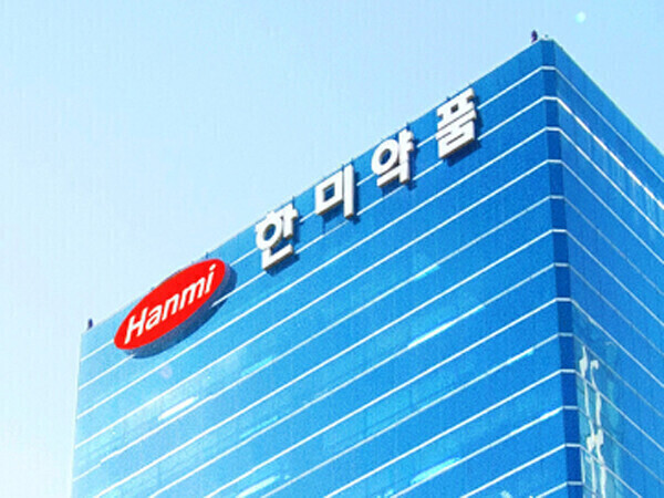 '1조클럽'서 홀로 뒷...